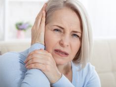 Vědci našli nový způsob léčby tinnitu: Přeškolení mozku