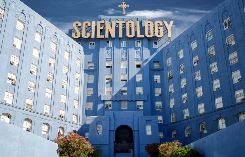 Přátelství scientologů s dezinformátory. Scientologové vlastní dezinformační server AC24 a Marcuse “Revoltu” Kaletu
