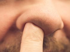 Prsty z nosu ven! Šťouralům hrozí obsese i zápal plic