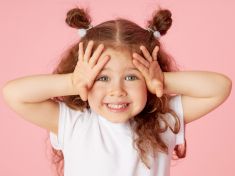 Nepomáhejte dítěti. Škodíte jeho sebevědomí, říká Naomi Aldort