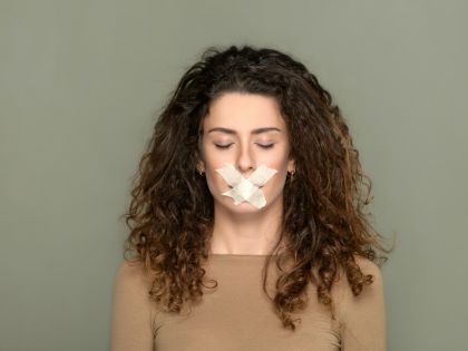 Trend tejpování úst: Může lepicí páska pomoci k lepšímu spánku?