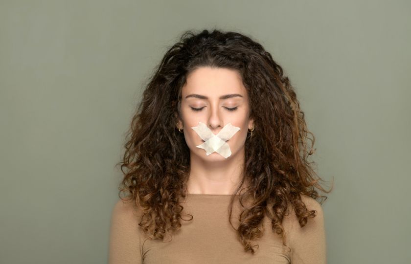Trend tejpování úst: Může lepicí páska pomoci k lepšímu spánku?