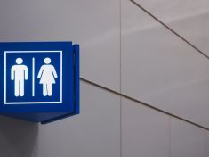 Proč tolik lidí láká pohlavní styk na veřejnosti, a je to vůbec legální?