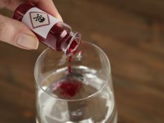 Nový nebezpečný trend na TikToku: Lidé pijí čisticí prostředek