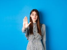 „Tohle si nekupujte!“ Na sítích se šíří nový trend pochybných „deinfluencerů“