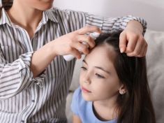 Přípravky proti vším přestávají fungovat. Cesta je návrat ke hřebenu a fénu