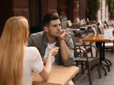 Touží po spojení, ale staví zdi. Vyhýbavé připoutání ničí vztah a lásku zabíjí