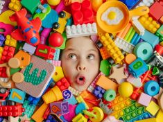 Batolata ani starší děti nepotřebují hračky, říká terapeutka Naomi Aldort