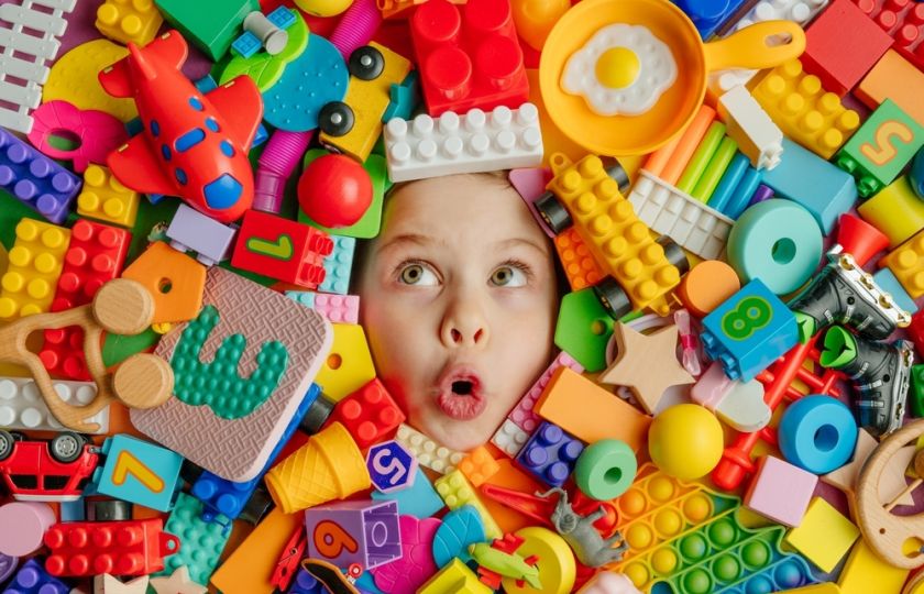 Batolata ani starší děti nepotřebují hračky, říká terapeutka Naomi Aldort