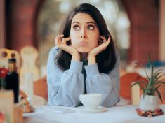 Zuříte, protože nechává otázky bez odpovědí. Jak jednat s vyhýbavými lidmi?