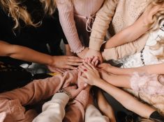 Psycholožka: Ženský kruh je jako psychoterapie. Pomáhá uvolnit emoce i najít řešení