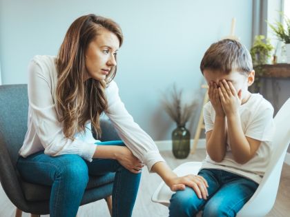Utěšujete zklamané či smutné dítě? Tohle mu raději neříkejte