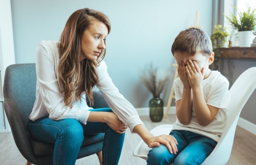 Utěšujete zklamané či smutné dítě? Hlavně mu neříkejte, že to bude dobré