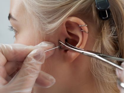 Piercing jako lék na migrénu: Experti řekli, jestli náušnice může nahradit akupunkturu 