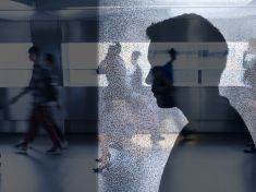 Osamělí lidé mají tendenci k ještě větší izolaci, tvrdí odborník