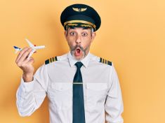 Děsí vás létání? Zabavte se, zhluboka dýchejte a na alkohol zapomeňte