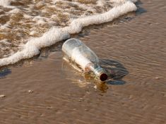 O vzkazech v lahvi a jejich zapomenutých příbězích