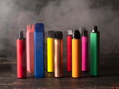 Vapování vitaminů či kofeinu slibuje benefity. Inhalační zázraky nejsou bez rizika, co hrozí?