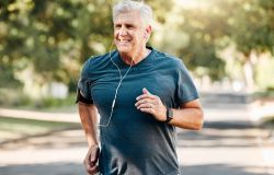 93letý muž ukazuje, jak zdravě stárnout: Uběhl 52 maratonů a posiluje 6 dnů v týdnu