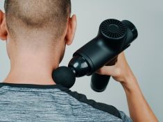 Masáž s nešťastným koncem: Experti varují před nebezpečím masážní pistole na krk