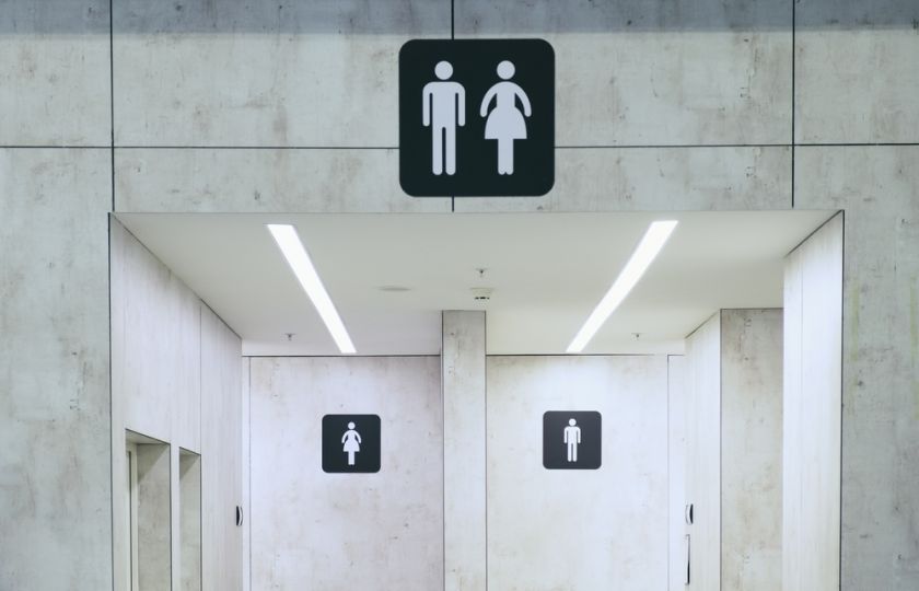 Vše o hygieně na veřejných WC: Dřep nad prkýnkem může uškodit spíš než bakterie