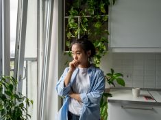 Mladí lidé nechtějí vycházet z domu. Jižní Korea je chce motivovat penězi