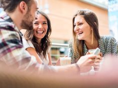 Pár přátel prý stačí. Ale nemít kamarády vůbec škodí víc než krabička cigaret denně