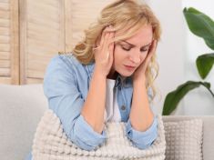 Až moc žena: Vysoká hladina estrogenu může způsobovat migrény a zatočit s libidem