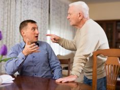 Je z vás před rodinou znovu puberťák? Mohou za to staré vzorce