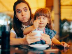 Rozjívené a ječící děti a peklo v restauracích, některé už jim vystavily stopku. Jak se vyhnout potížím? 