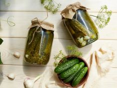 Lák z okurek nevylévejte, může se hodit třeba při bolestech v krku
