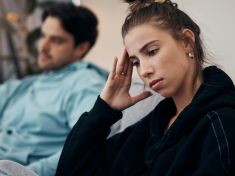 Podvádíš mě. Já to vím, přesto s tebou zůstávám