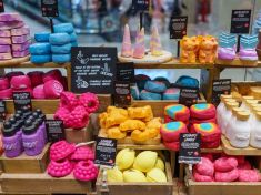 Reportáž z Lush manufaktury: Nahlédněte do ruční výrobny mýdel, krémů a koupelových bomb 