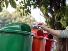 Kam s ním? V třídění odpadů stále chybujeme. Pomáhají nálepky, říká odbornice