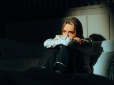 Dětství s narcistickou matkou: Chtěla mě napadnout nožem, tátu mlátila