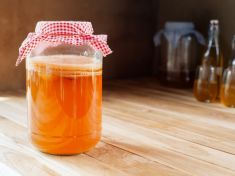 Kombucha jako zázračný lék na rakovinu či AIDS? Kdepak. Může dokonce ublížit