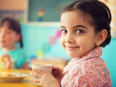 Výchova k alkoholismu. Francouzské děti pily ještě v 50. letech ve škole víno