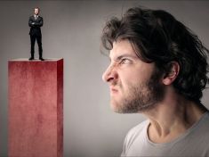 Závist jako cesta k lepšímu já. Experti odhalili, jak ji využít ve svůj prospěch