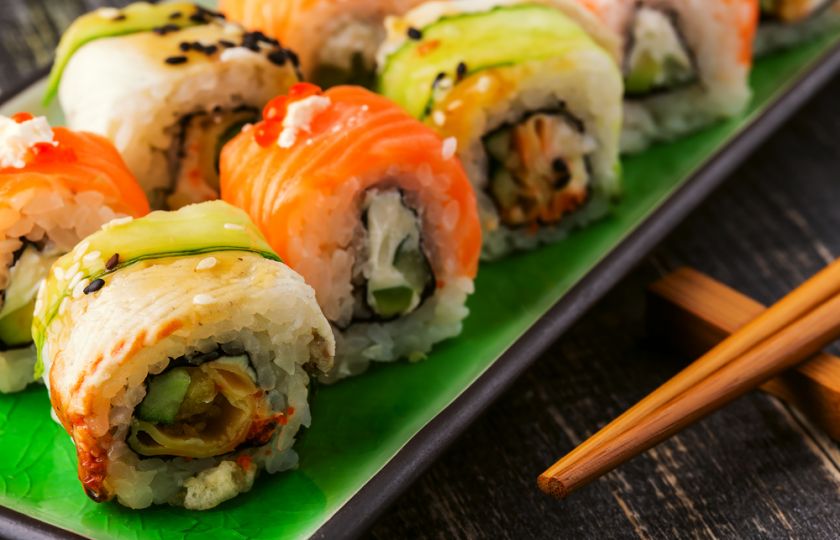Kalendárium: Nepochází z Japonska a nemělo být lahůdkou. Dnes slavíme den sushi