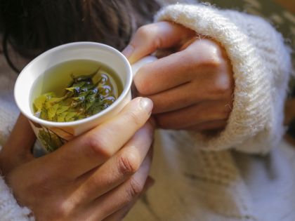 Čaj může způsobovat bolesti hlavy, ale také jim předcházet. Účinný je například řebříček či řimbaba