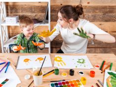 Velké množství hraček děti přetěžuje, ve hře je zásadní role rodičů, říká psycholožka