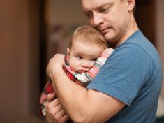 Poporodní deprese trápí až čtvrtinu mužů. Většina své pocity tají. Naučte se je odhalit