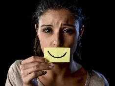 Skryté nebezpečí toxické pozitivity. Co hrozí, když potlačujeme své pravé já?