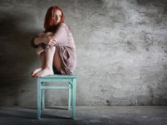 Touží po spojení, ale staví zdi. Vyhýbavé připoutání může vztah i zničit