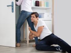 Když láska dusí: Miluje mě tak moc, že se to nedá vydržet. Psychoterapeutka poodhaluje, co za tím je