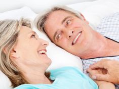 Lidé po padesátce se sexu nevzdávají a umí si ho užít i přes zdravotní komplikace