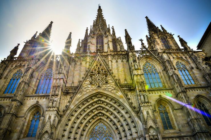 Katedrálami si nepyšní jen Barcelona, ale i Sevilla, Santiago de Compostela, Valencie nebo Madrid. 