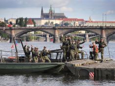 Seskoky vojáků do Vltavy, slaňování na ponton i přelet vrtulníků. Přijďte vojáky pozdravit na pražskou náplavku!