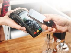 Výhody a nevýhody: Proč platit mobilem a hodinkami?