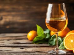 Oslavte s námi mezinárodní den oranžových vín: Kde se vzala jejich barva a proč byste je měli ochutnat?